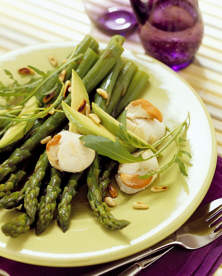 Green asparagus with scallops