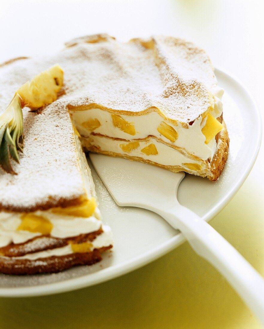 Angeschnittene Joghurt-Ananas-Schichttorte