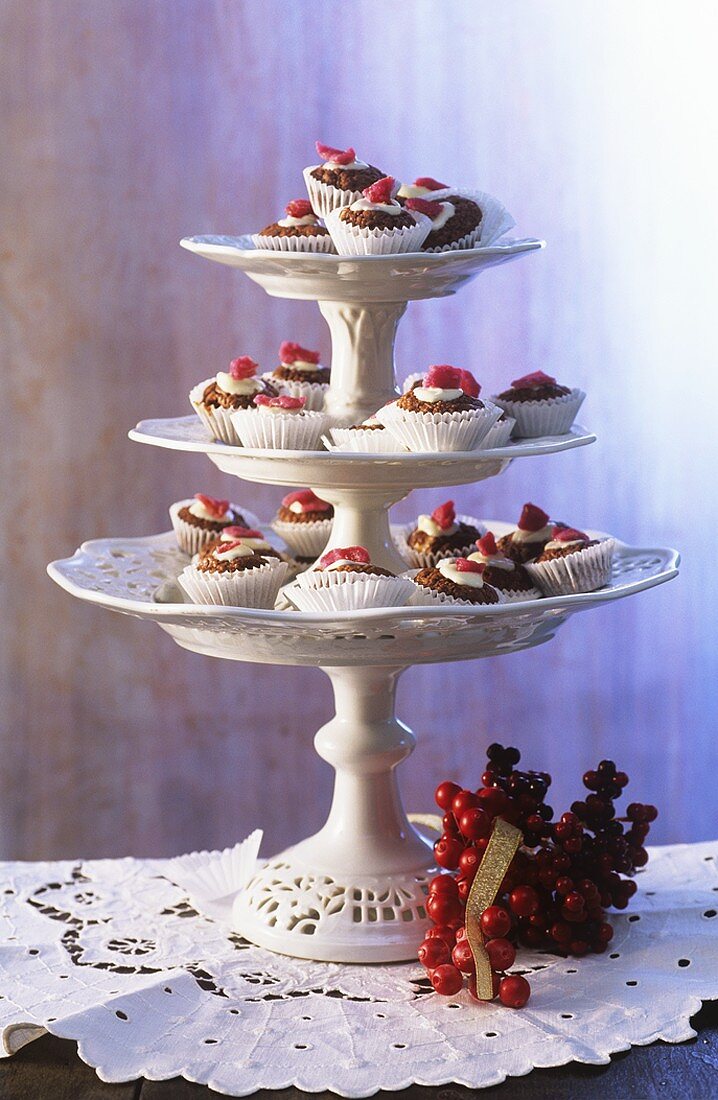 Schoko-Petit-Fours, verziert mit kandierten Rosenblättern