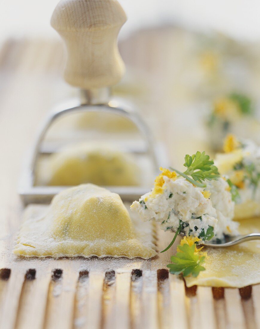 Selbstgemachte Ravioli mit Kräuter-Frischkäse-Füllung