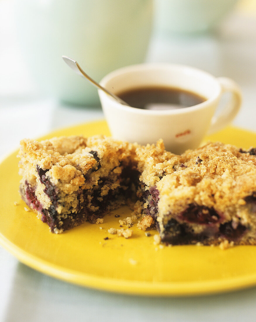 Brombeer-Kirsch-Crumble und eine Tasse Kaffee