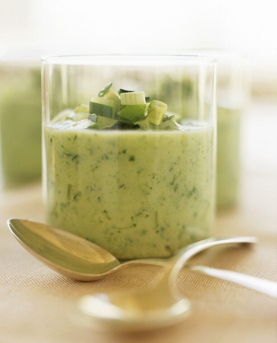 Cucumber soup with leeks