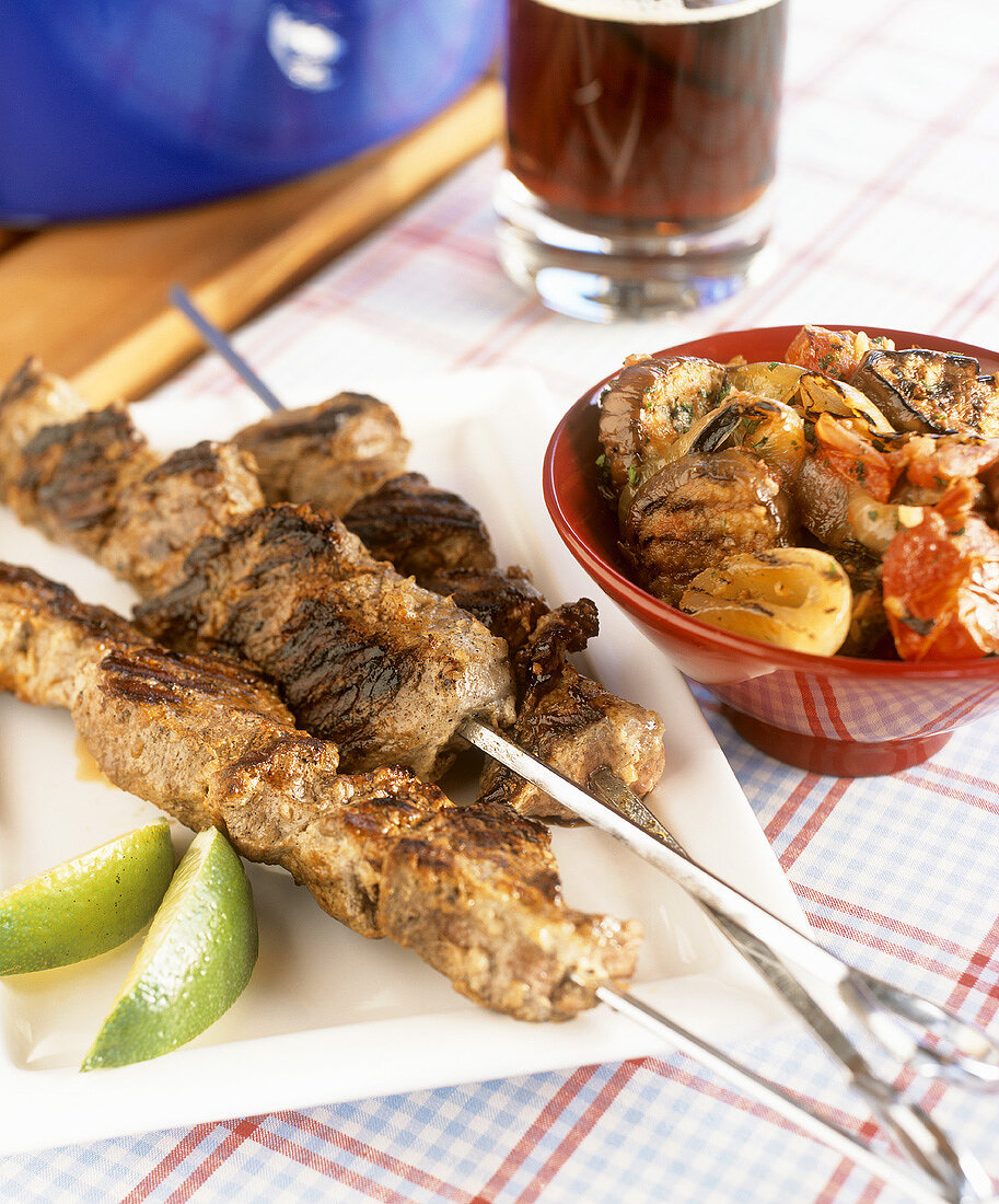 Gegrillte Lamm-Kebabs und ein Schälchen gegrilltes Gemüse