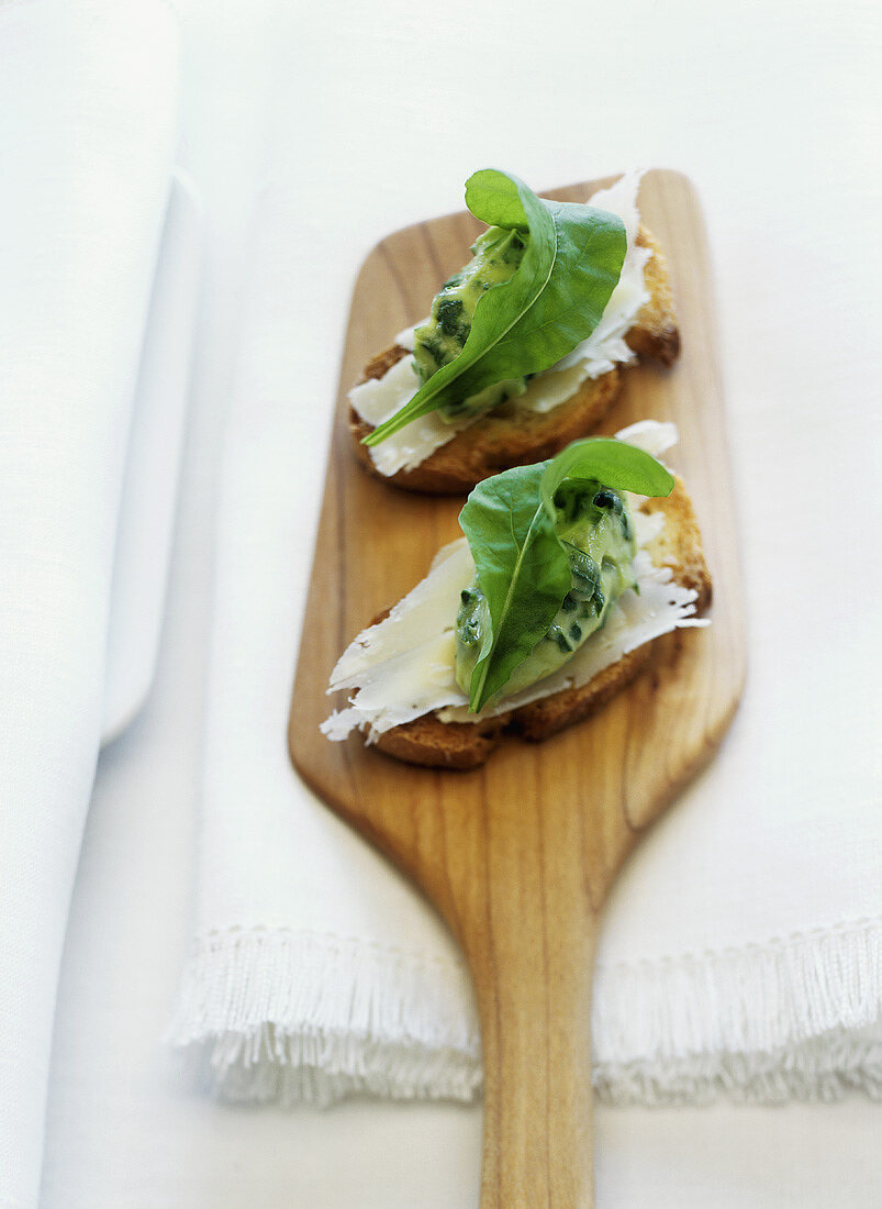 Brote mit Käse und Avocado-Rucola-Creme