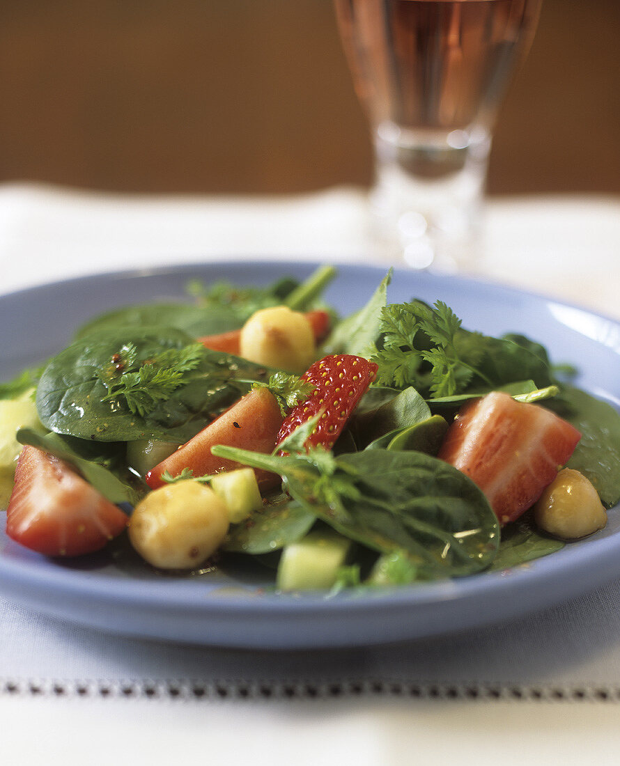 Spinach salad with strawberries and macadamia nuts