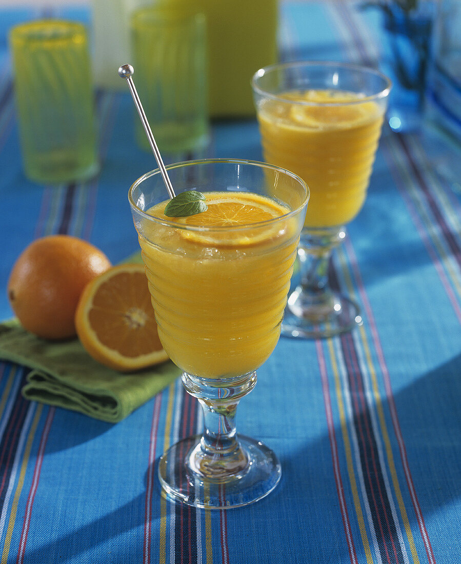 Orangen-Smoothi mit Crushed Ice