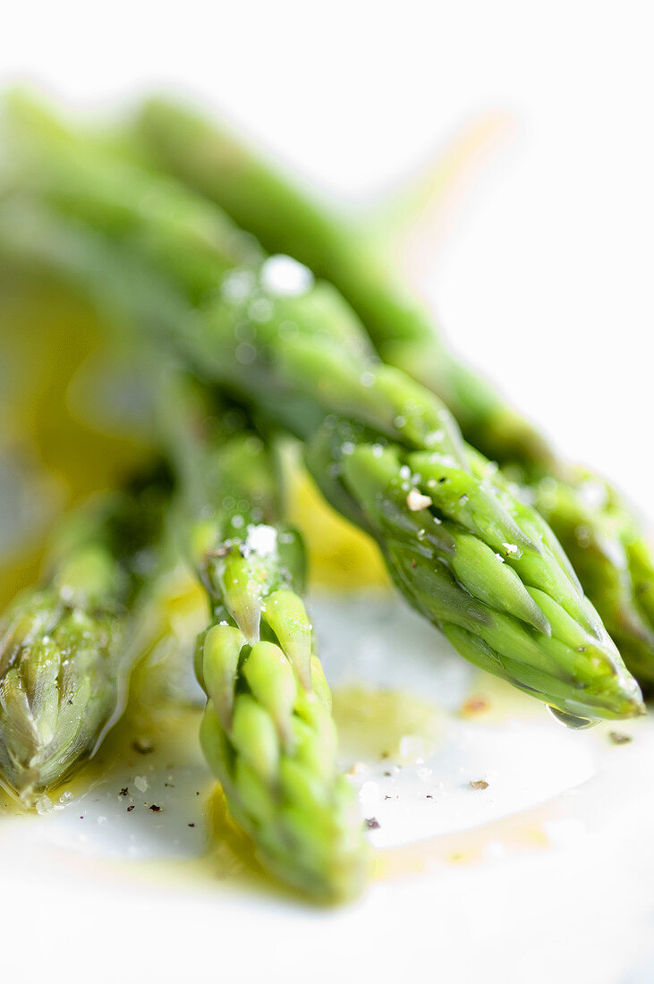 Green asparagus with olive oil