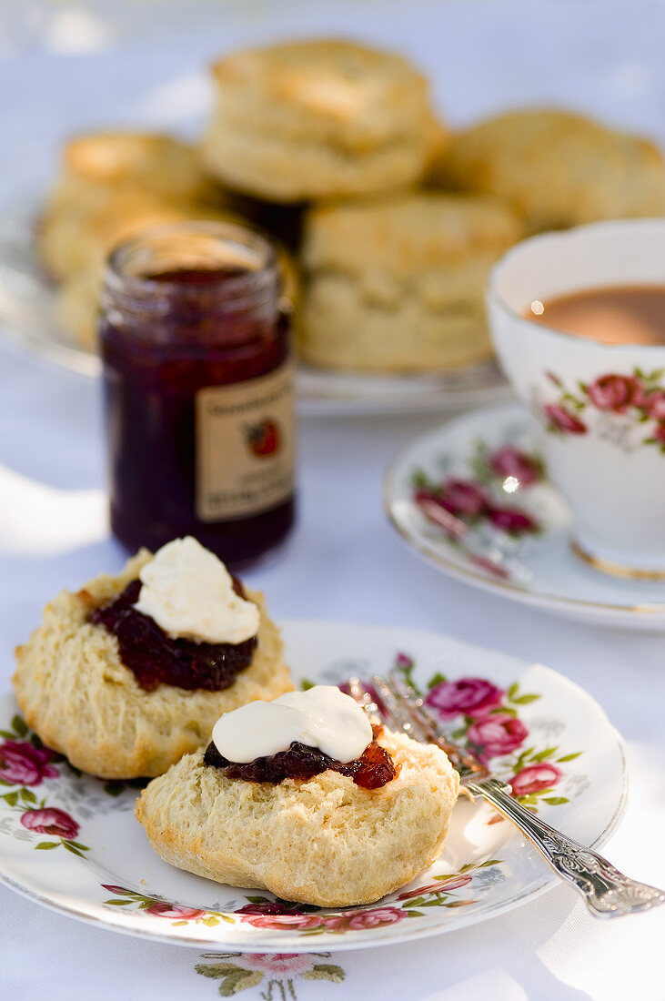 Cornish Cream Tea (Scones mit Marmelade, Clotted Cream, Tee)