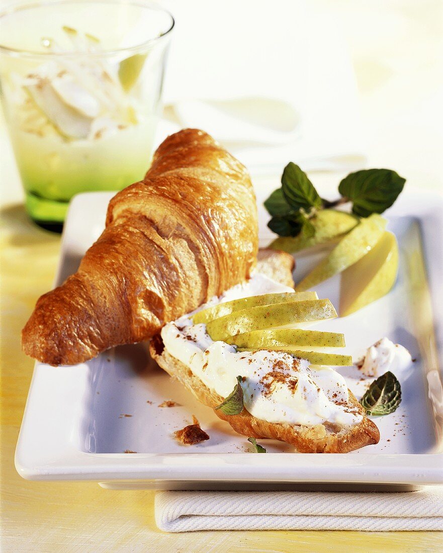 Wholemeal croissant with pear quark