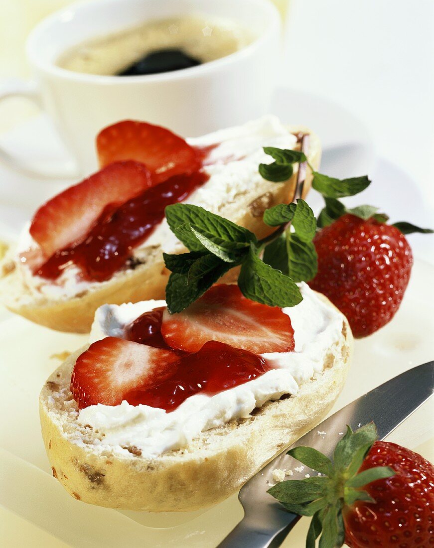 Müsli-Brötchen mit Quark und Erdbeeren