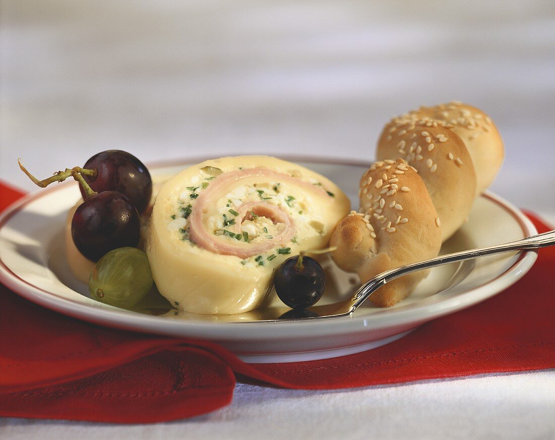 Böhmische Käseroulade mit Trauben und Sesamzopf