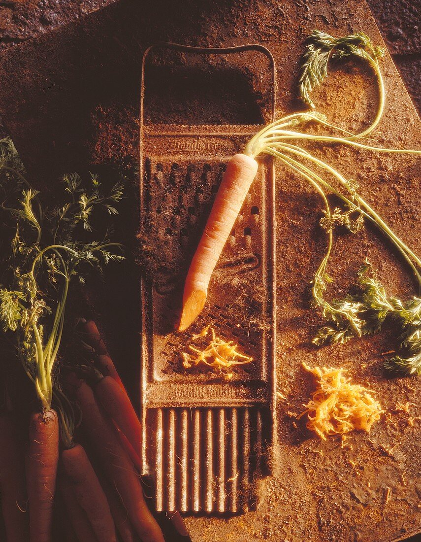 Karotte auf alter Gemüsereibe