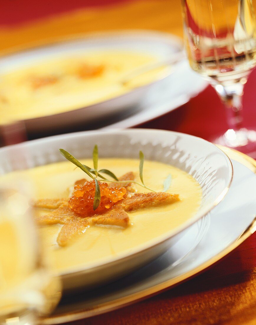 Kartoffelsuppe mit Safran und Kaviar