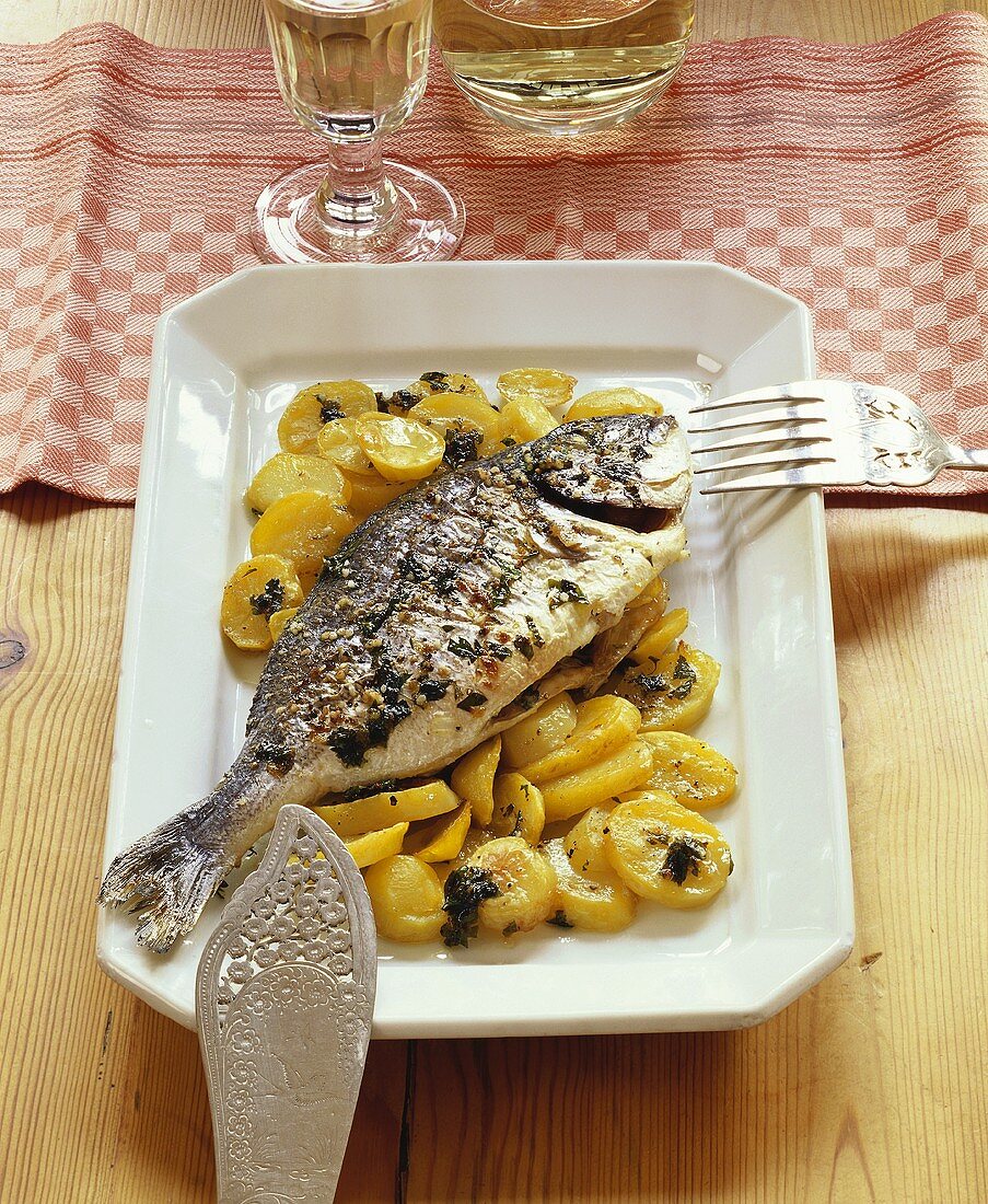 Oven-baked gilthead bream and potatoes