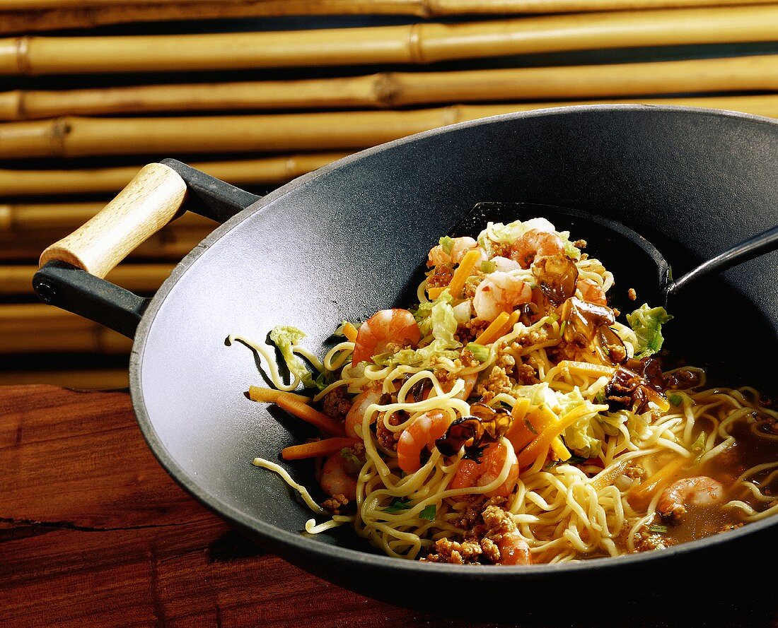 Noodles with shrimps and mince