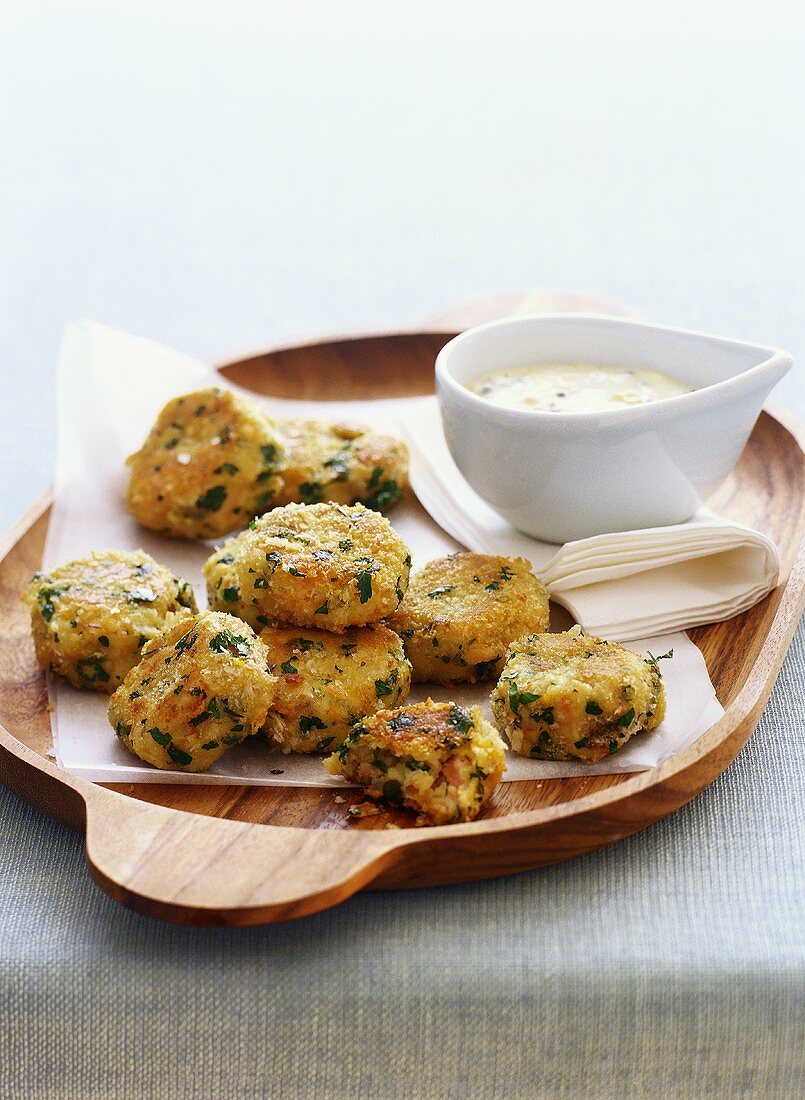 Salmon cakes with remoulade sauce
