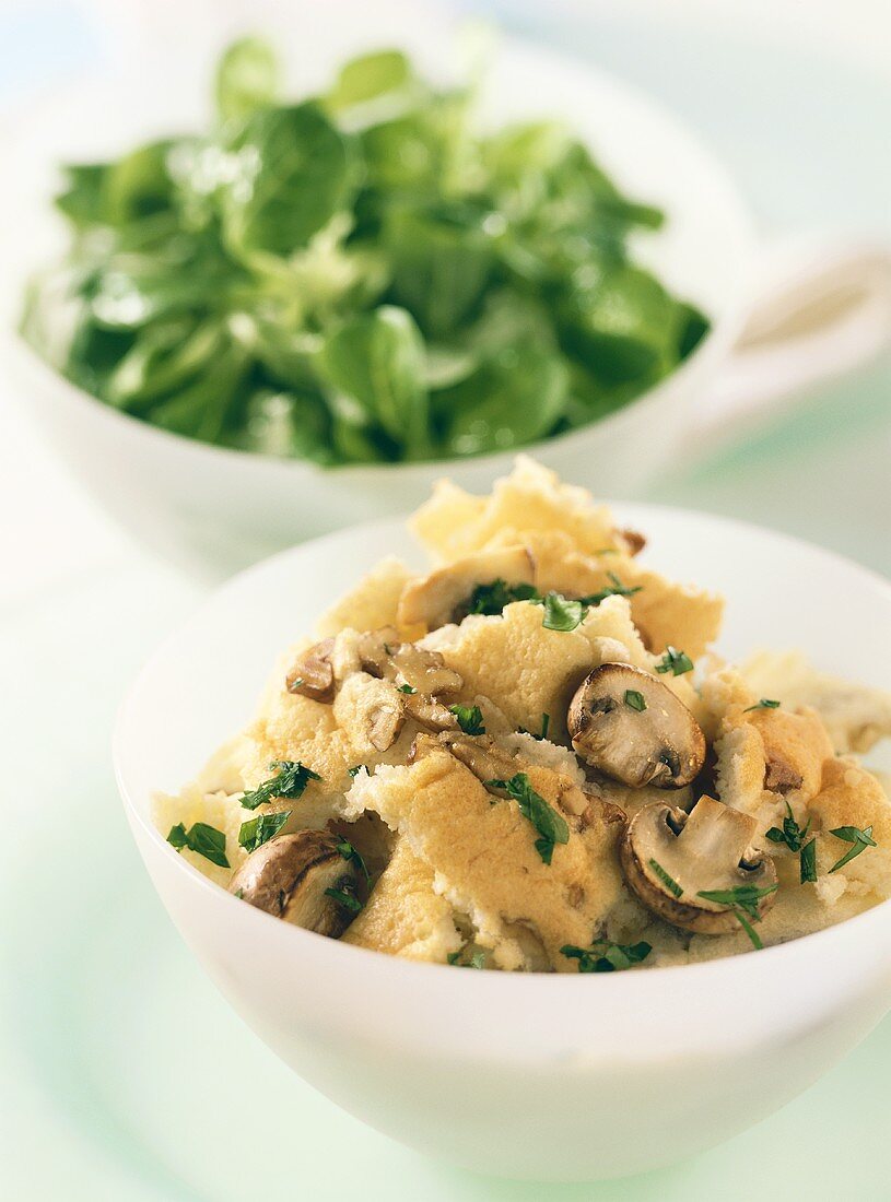 Pikanter Pilz-Nussschmarrn mit Feldsalat