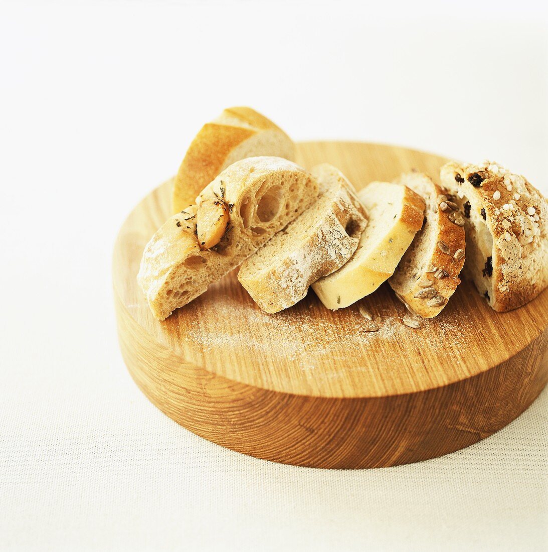 Scheiben verschiederner Brotsorten auf Holzbrett