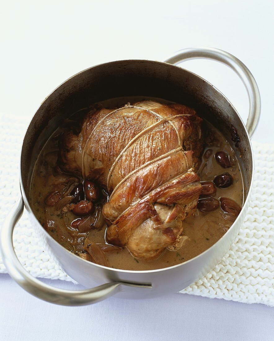 Gebratene Lammkeule mit Knoblauch und schwarzen Oliven