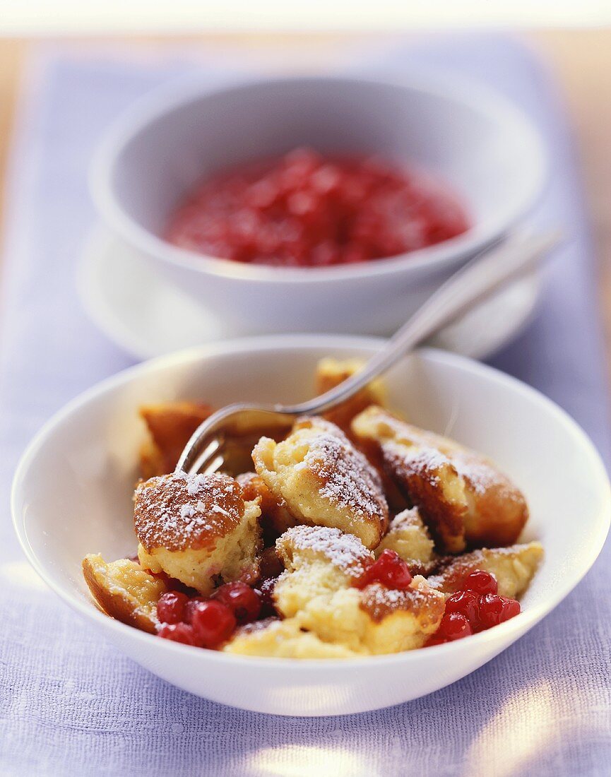 Scrambled curd cheese pancake with redcurrants