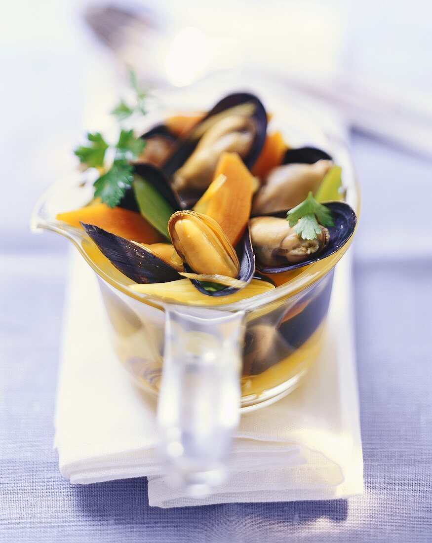 Mussels in anise-flavoured vegetable stock