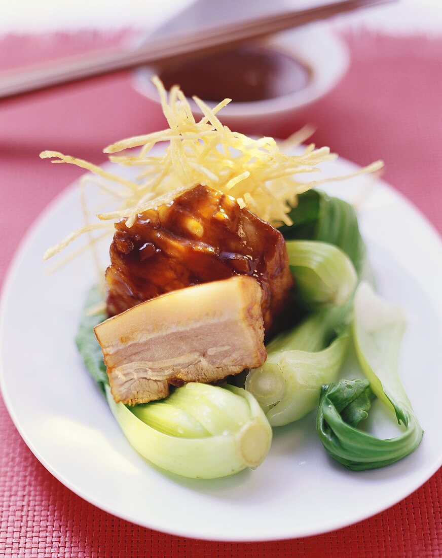 Glasierter Schweinebauch mit Pak Choi und Kartoffelstroh