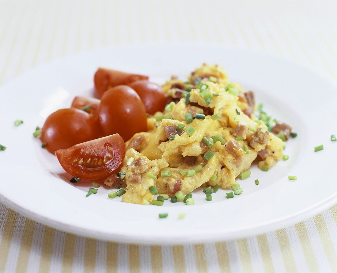 Scrambled egg with ham, with tomatoes