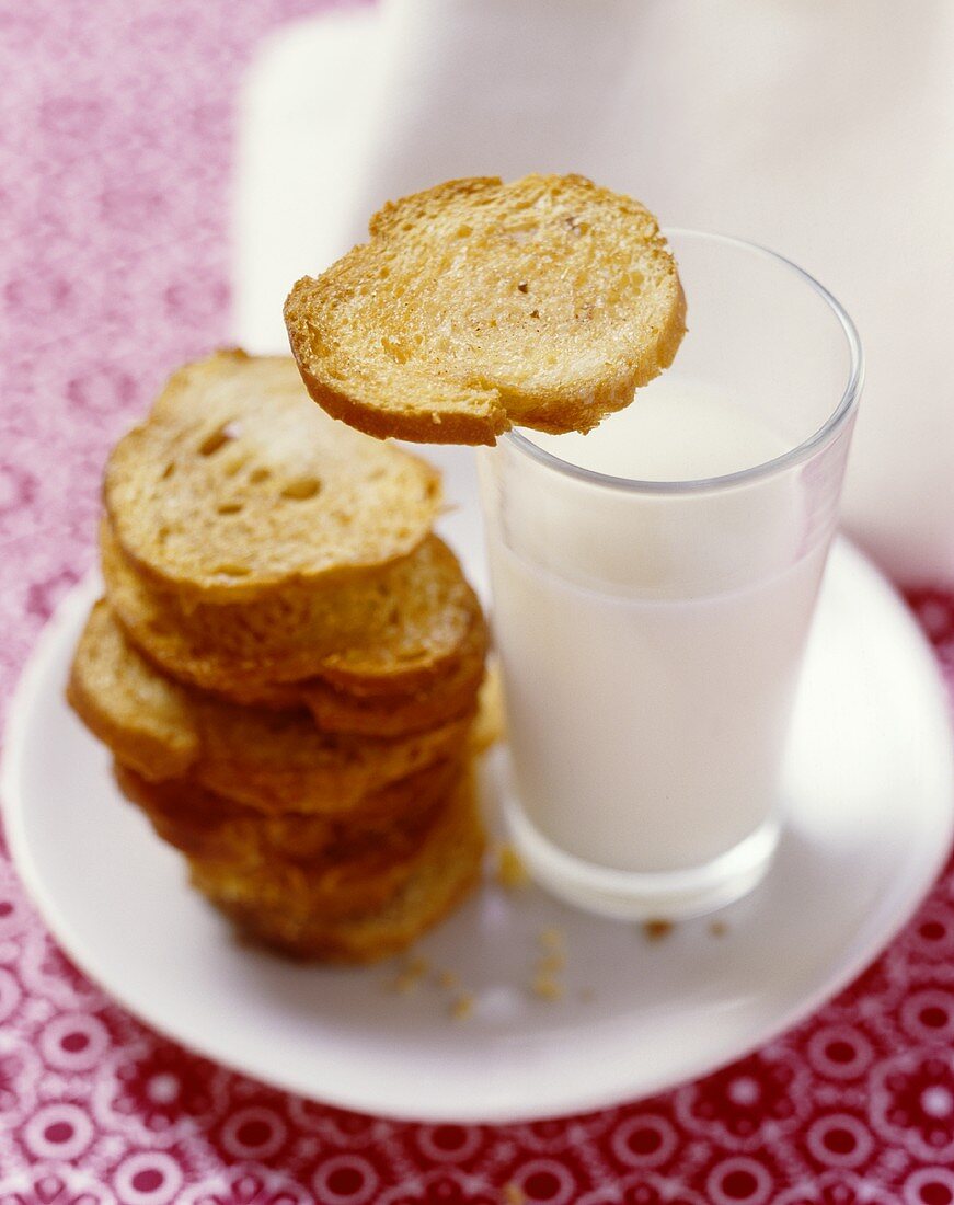 Bread chips with cinnamon and coriander and a glass of milk