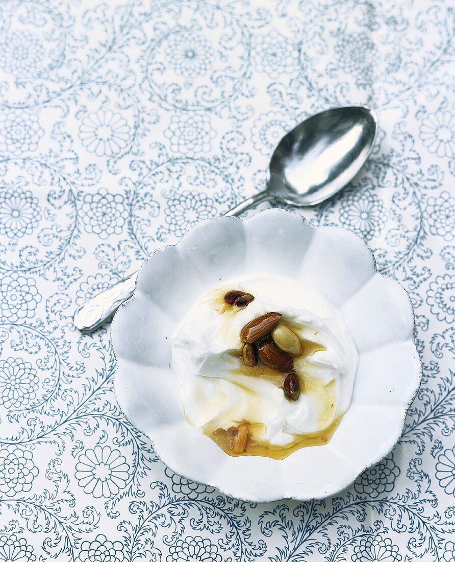 Griechischer Joghurt mit Honig und Mandeln