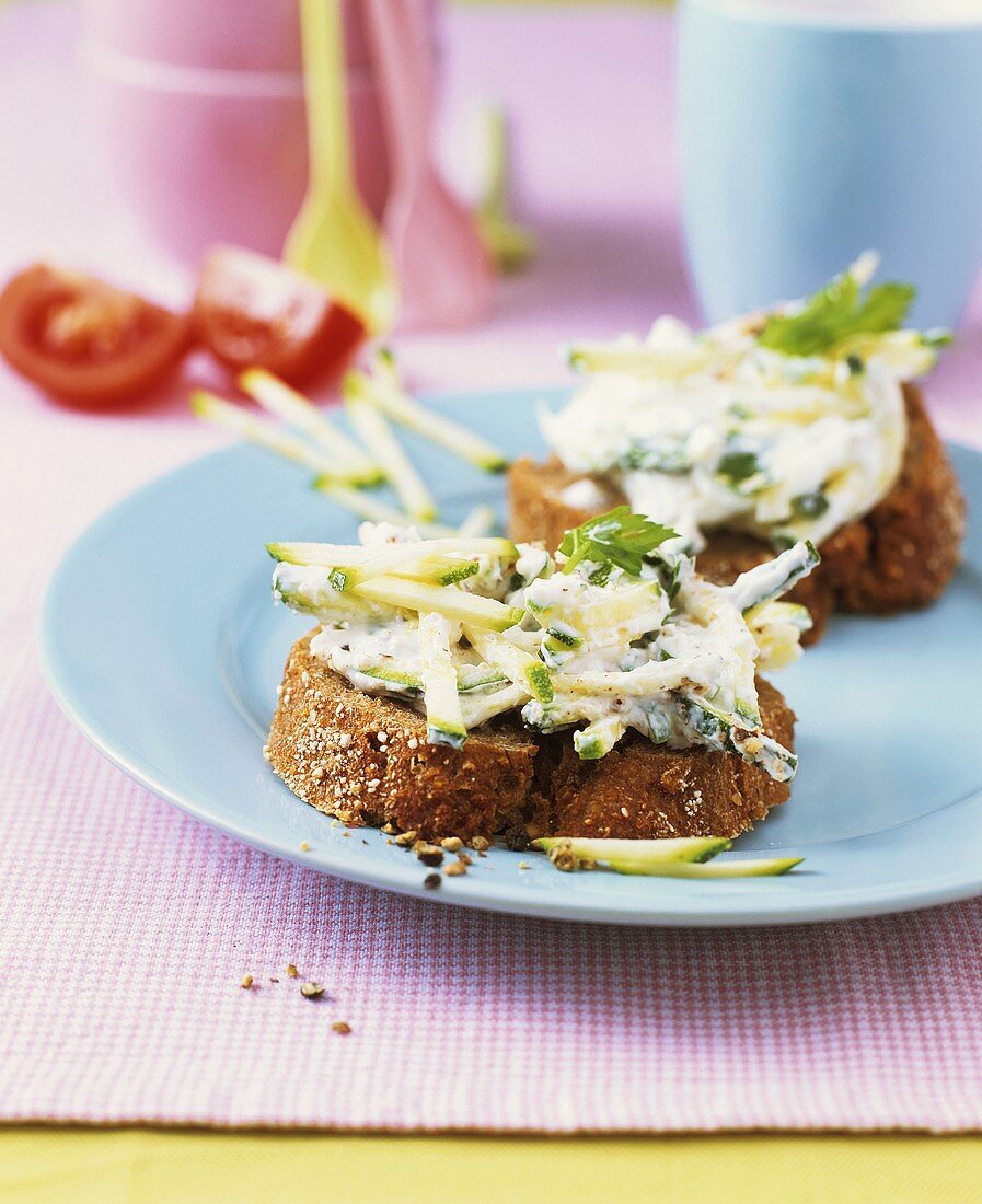 Wholemeal bread with courgettes and nuts in quark