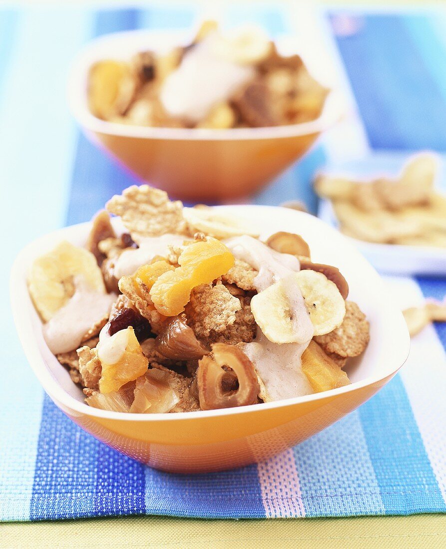 Fruit muesli with banana kefir