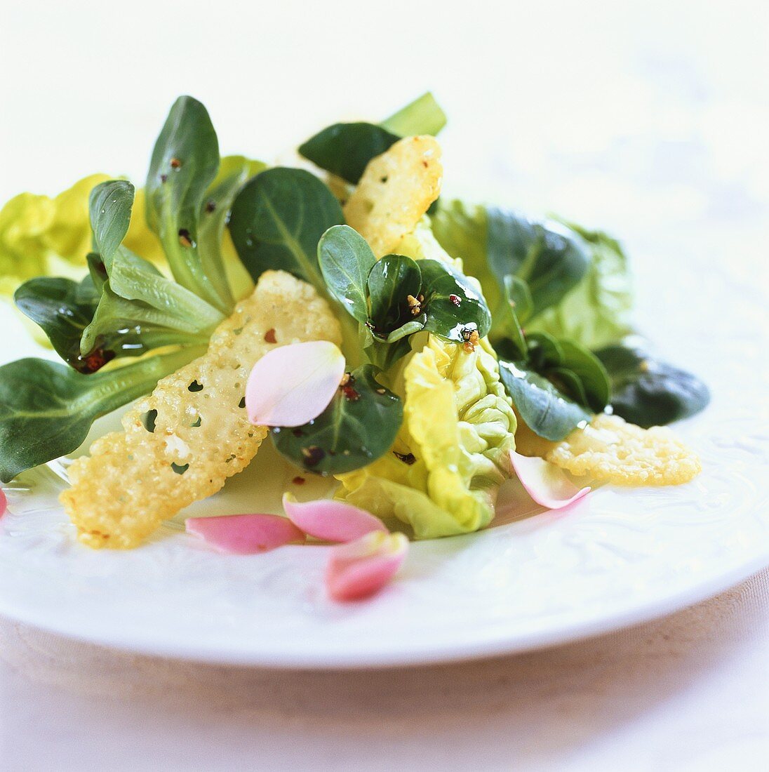 Gemischter Blattsalat mit Parmesan und Rosenblättern