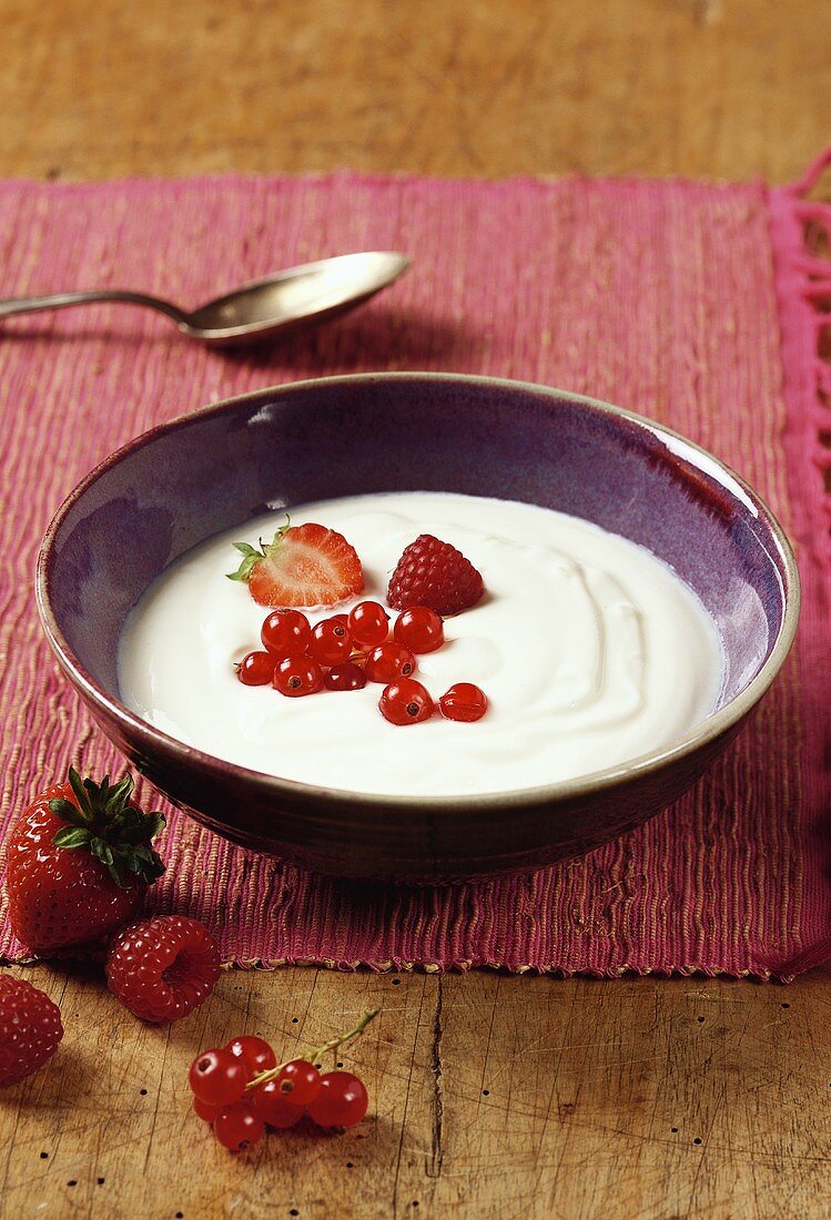 Frischer Joghurt mit Beeren