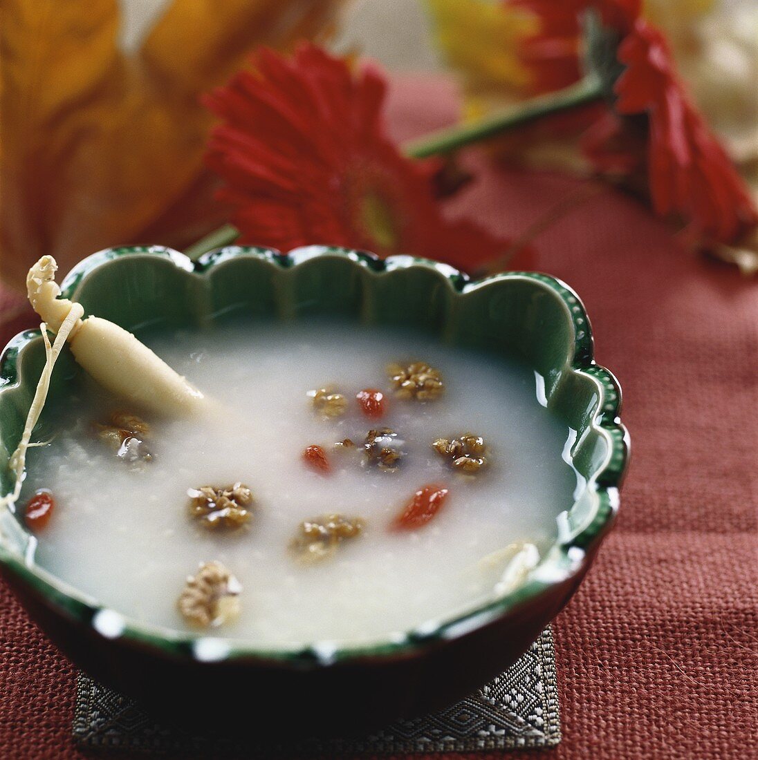 Rice porridge with ginseng and walnut