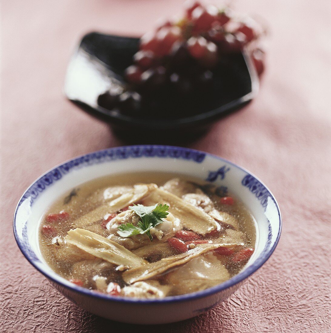 Hühnersuppe mit Wolfsbeeren