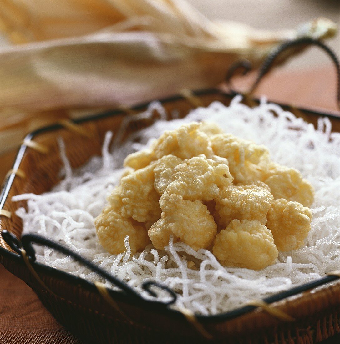 Frittierte Shrimps auf Reisnudeln