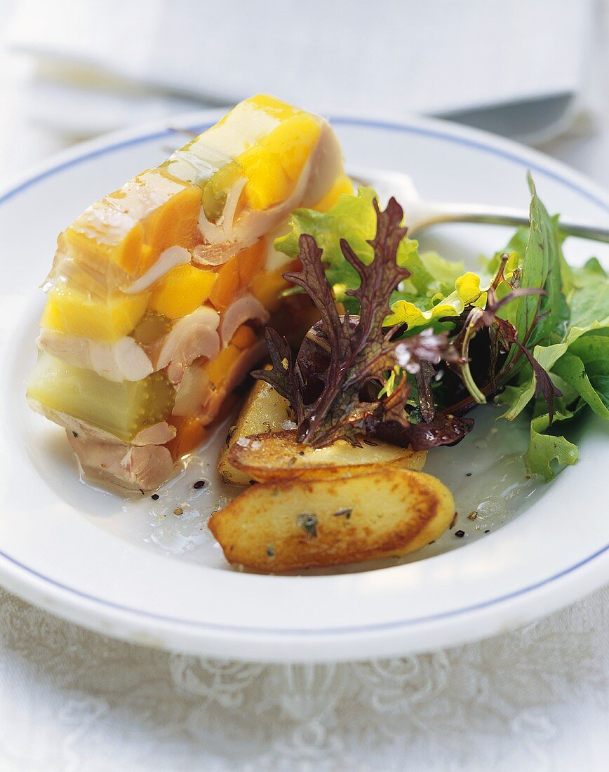 Hähnchen-Gemüse-Sülze mit Bratkartoffeln und Salat