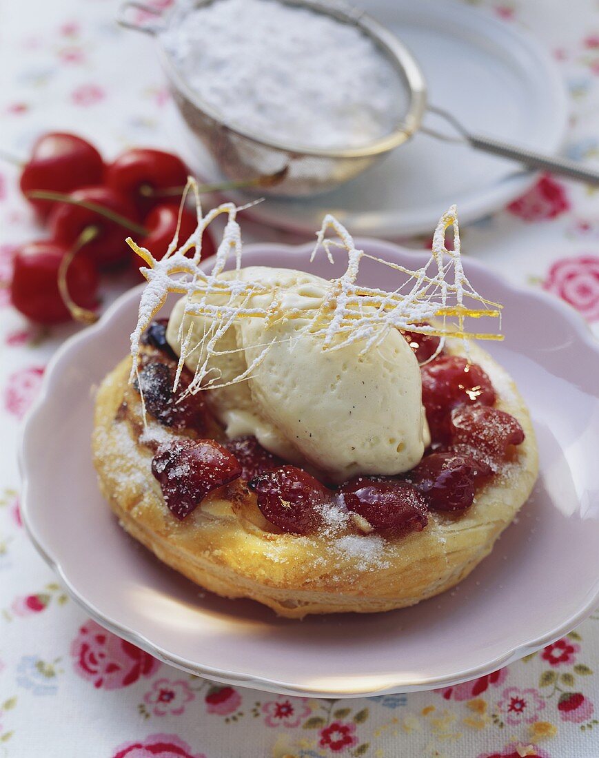 Heiße Kirschtarte mit Vanilleeis