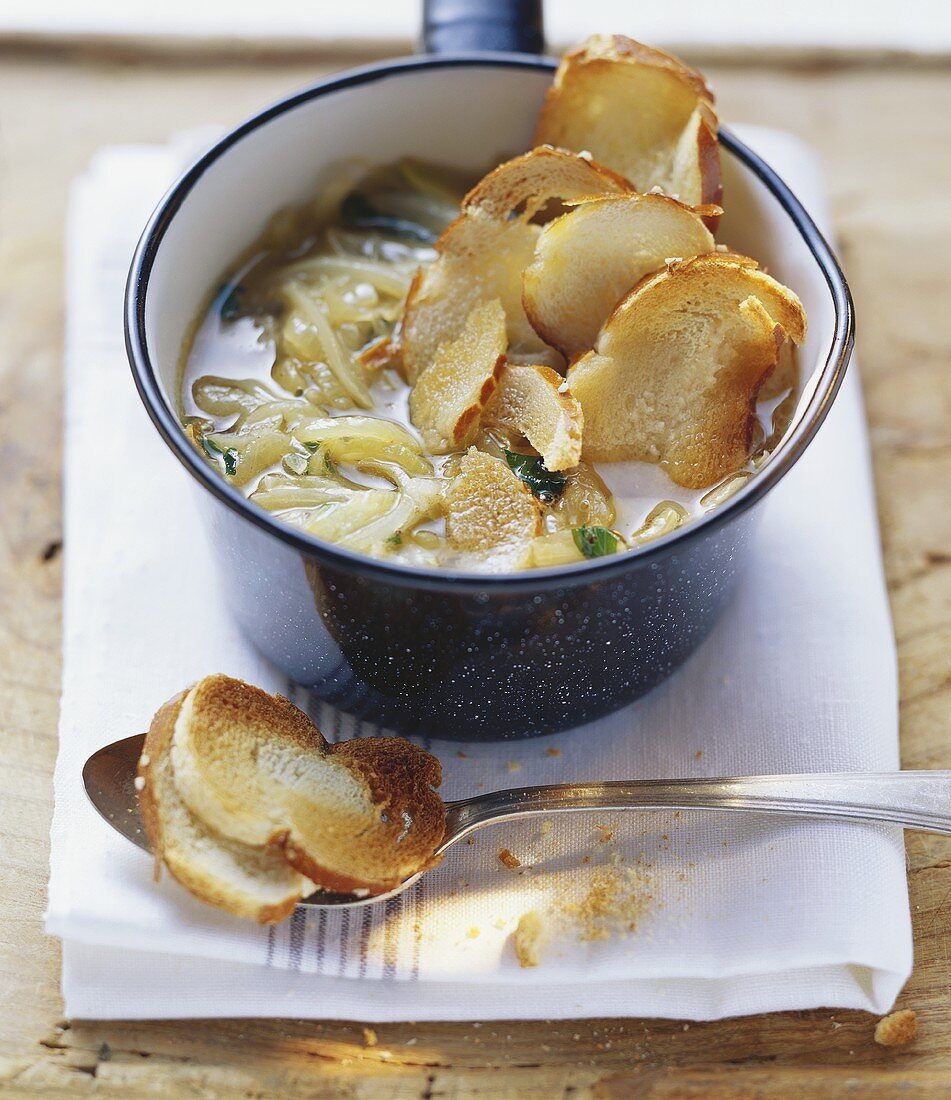 Zwiebelsuppe mit Brezenscheiben