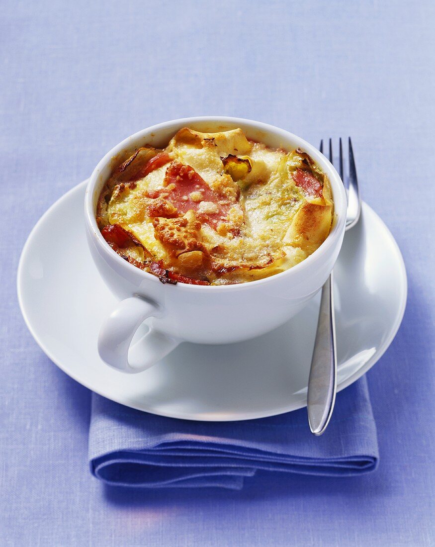 Pasta bake with white cabbage and ham in cup