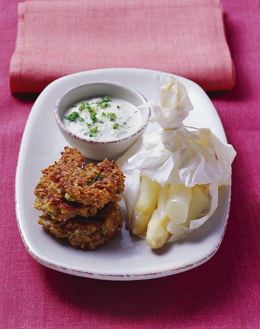 Herzhafte Sechskornpläzchen, Spargel & Kohlrabi-Sahne-Sauce