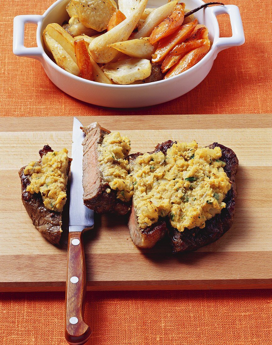 Zwei gebratene Entrecotes mit Zwiebelkruste