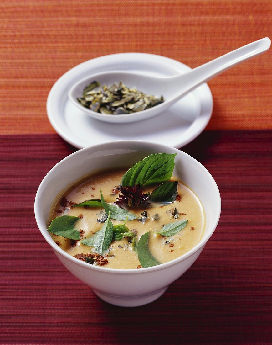 Kürbis-Kokos-Suppe mit Zimt, Thaibasilikum und Ingwer