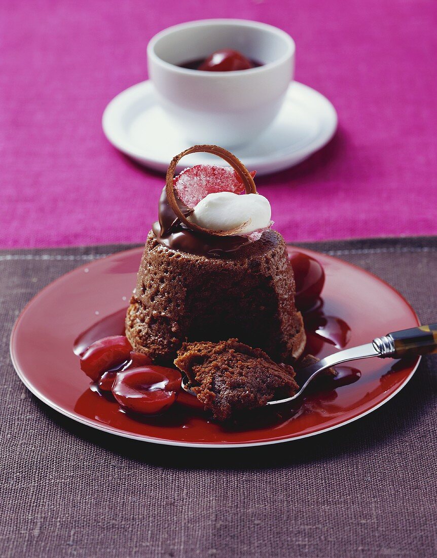 Schokoladenkuchen mit warmen Sauerkirschen und Rosenwasser