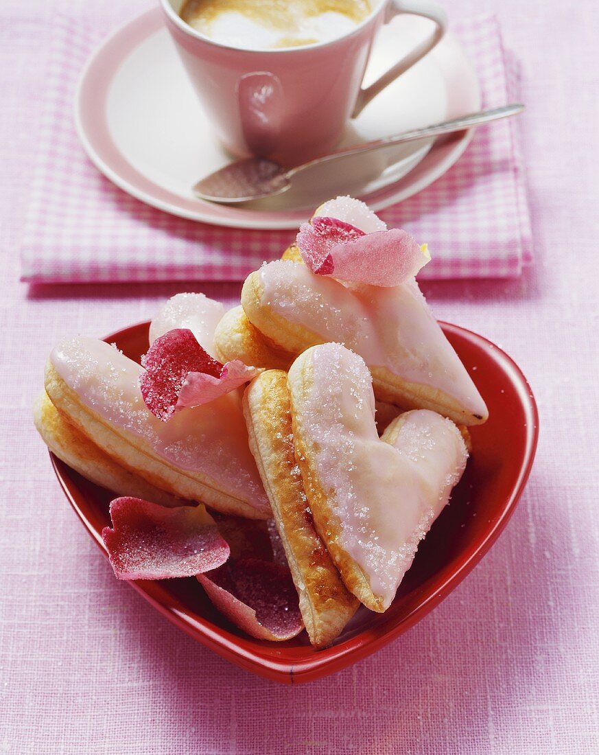 Blätterteigherzen mit rosa Zuckerguss