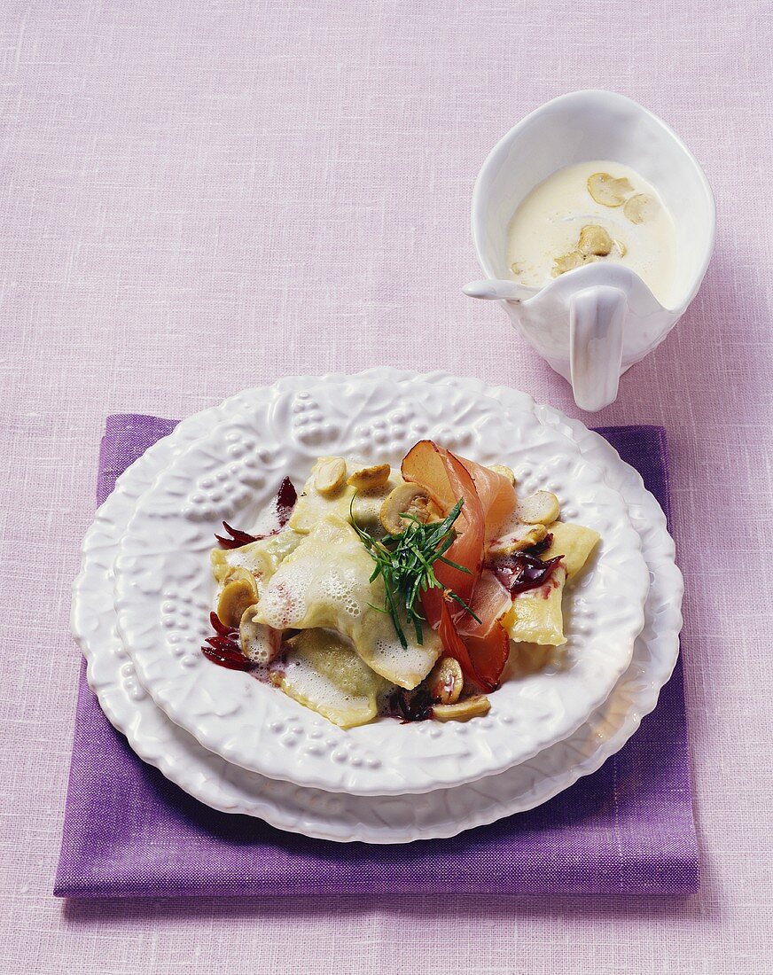 Maultaschen mit Bärlauchfüllung, Zwiebeln & Schinken