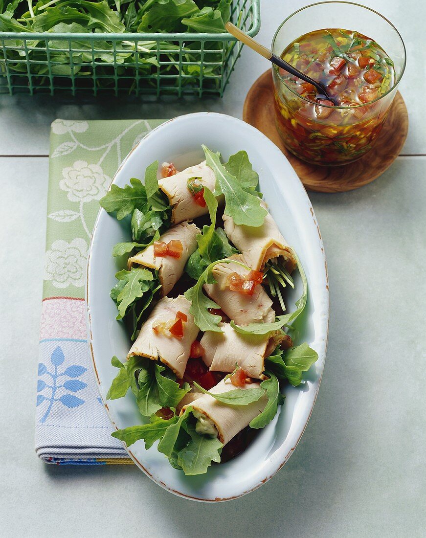 Putenröllchen mit Rucola und Tomaten-Vinaigrette