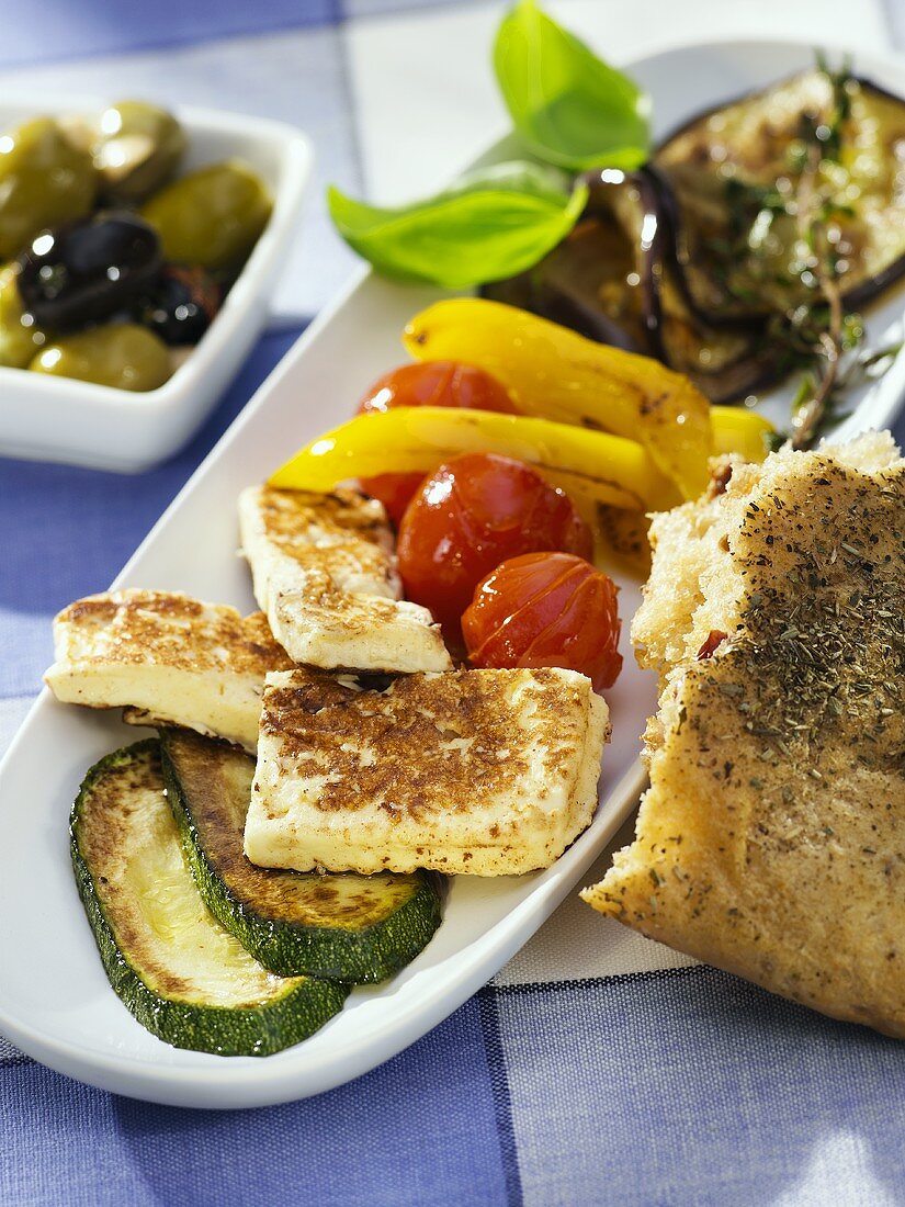 Gebackener Schafskäse und Ofengemüse auf Servierplatte