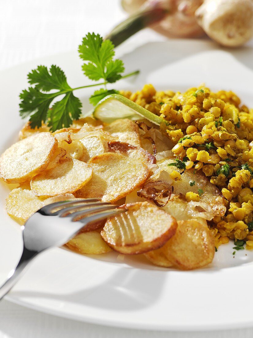 Red lentil risotto with fried potatoes