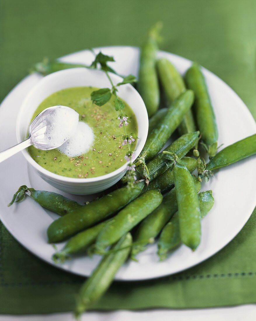 Frothy pea soup with mint